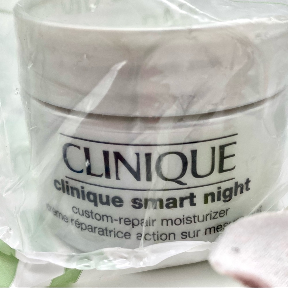 NWT Clinique Smart Night Moisturizer and Makeup Pouch - Picture 9 of 10